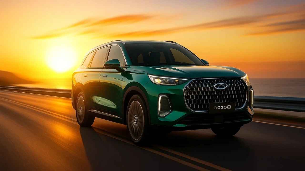 Green Chery Tiggo 9 CSH driving at sunset.