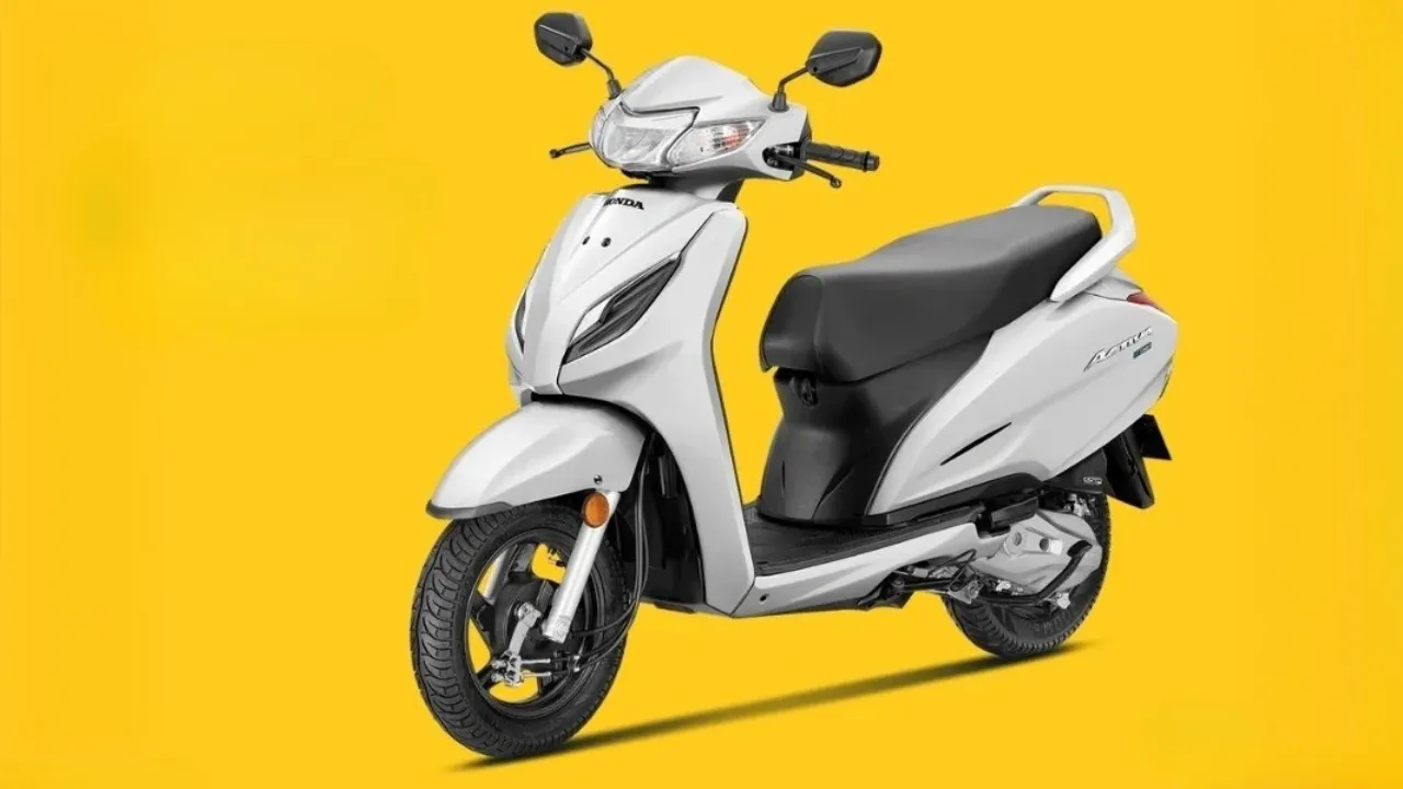 Honda Activa 2025 scooter featuring Smart Key and modern digital display